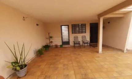 Casa à Venda por R$402.800,00 - 3 Quartos, Próxima à Praça Central