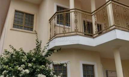 Linda Casa com Área Verde no Santa Terezinha - 4 Quartos, 4 Banheiros, Churrasqueira e Mais!
