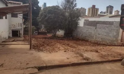 Terreno à venda na Rua Benedito da Silva, 1111, Jardim São Carlos, São Carlos