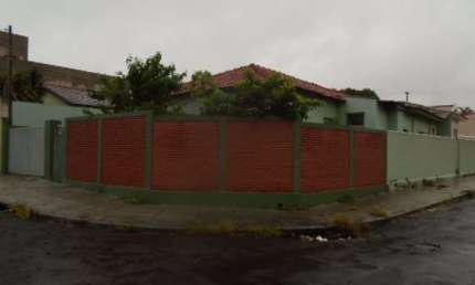 Casa de esquina com 3 dormitórios no Cidade Jardim próxima a USP em São Carlos