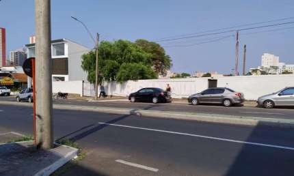 Ótimo terreno murado na Av. São Carlos com saída na episcopal, visibilidade para vários negócios.