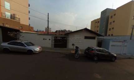 Casa muito bem localizado, Frente para uma Rua e fundos para Marginal.