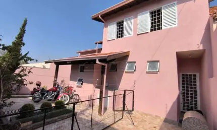Casa Assobradada no bairro Jardim Santa Marta com Câmeras e vigia sempre com Ronda.