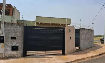 Casa boa localização  de esquina  próximo  a mercado,  farmácia,  escola  e creche
