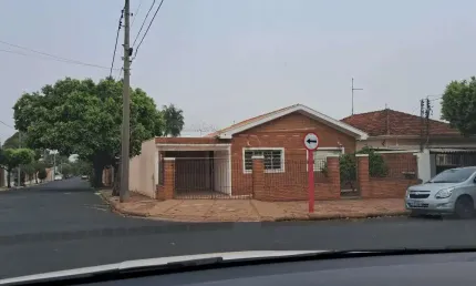 Casa de esquina com ótima localização, residencial ou comercial