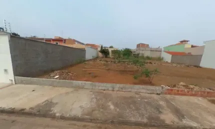 Terreno muito bem localizado e plano pronto para construir.