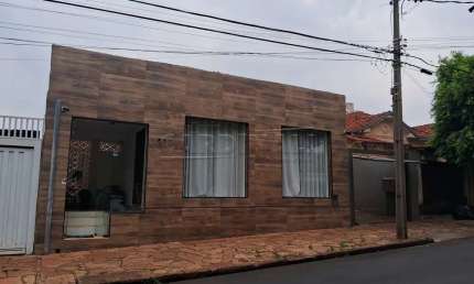 Casa com ótima localização, toda reformada, terreno bem amplo