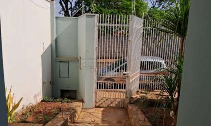 Linda casa com ótima localização e preço de oportunidade, com piscina aquecida.