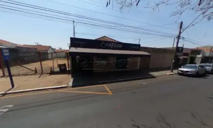 Imóvel Residencial nós funfos e e Comercial na frente.