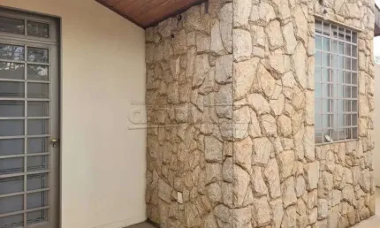 Oportunidade imperdível, casa com personalidade dos anos 90 em uma localização privilegiada.
