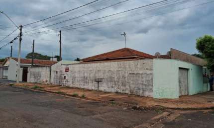 Casa com edicula, de esquina com entrada tudo separado