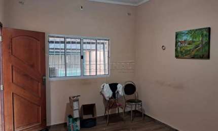 Casa com ótima localização, terreno grande com 02 ediculas
