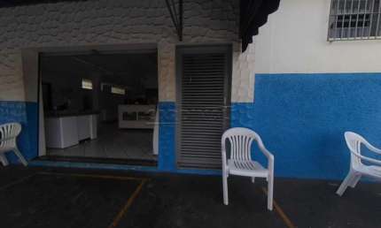 sala comercial com 2 salas, recepção e um banheiro.