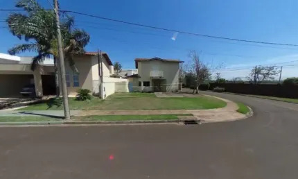 Imóvel bem localizado, dentro do condomínio, seguro sem vizinhos na frente e lateral.