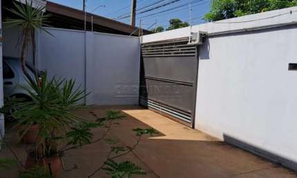 Casa com ótima localização, a 5 minutos do centro da cidade com área gourmet
