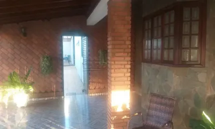 Casa de esquina com 3 quartos, churrasqueira e garagem para 5 carros - R$850.000,00