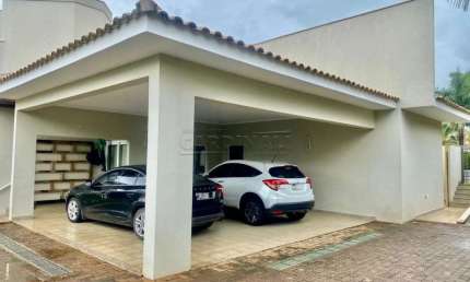 Linda casa em condomínio, com terreno amplo e área de lazer completa