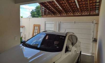 Casa residencial com ótima localização, rua principal do bairro