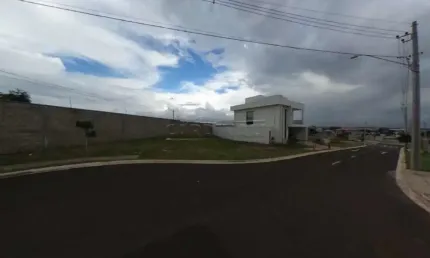 Terreno em condomínio fechado seguro com uma linda área de lazer.