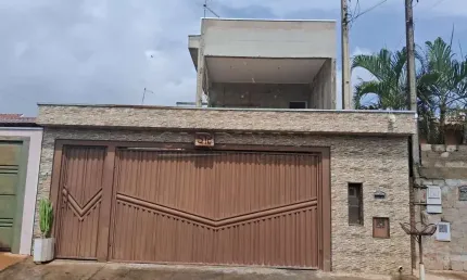 Sobrado grande com ótima localização, oportunidade de investimento e moradia