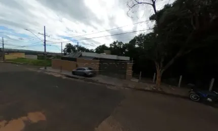 Imóvel Muito bem Localizado e pronto para morar com muito Conforto, de esquina sem vizinhos ao redor.