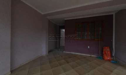 Casa de 4 dormitórios, sendo dois suítes com boa localização.