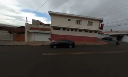 Imóvel Muito Bem localizado, seguro, amplo residencial e com dois Comerciais.