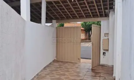 Casa com ótima localização, próximo de escolas e serviços essenciais