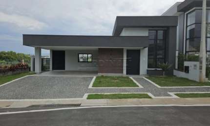 Belíssima Casa Térrea à venda com 3 dormitórios no Swiss Park