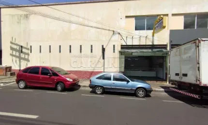 Comercial Sala / Salão com Condomínio em São Carlos