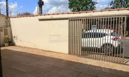 Casa com boa localização próximo a supermercados, bancos, varejão, escola e creche
