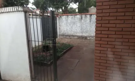 Casa bem localizada, bairro tranquilo, próximo escola, creche, posto de saúde, farmácia e supermercados