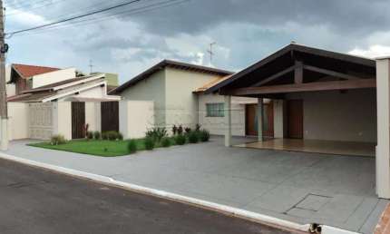 Lindíssima casa no Condomínio Flamboyants I em um terreno de 600 m².