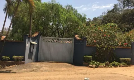 Condomínio fechado de chácara bem localizada e seguro com portaria das 7:00 as 00:00.
