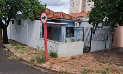 Casa de esquina com ótima localização, próximo do centro da cidade