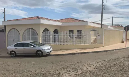 Casa bem ampla e com quintal espaçoso com ótima localização
