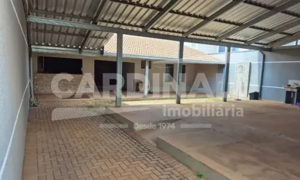 Casa com ótima localização, com potencial para comércio