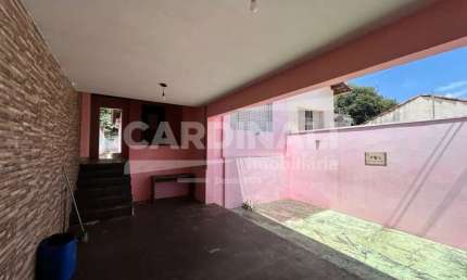casa no centro de São Carlos que pode ser tanto comercial como residencial.