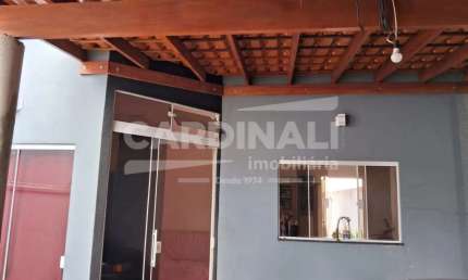 Casa com ótima localização, 02 dormitórios com suíte