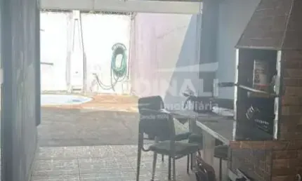 Casa com ótima localização, com piscina e acesso fácil para o centro