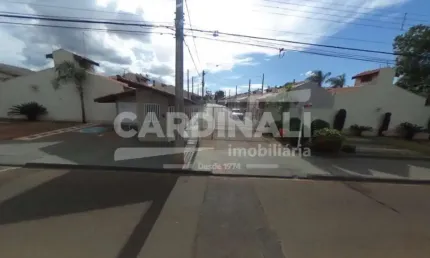 Casa localizada dentro do condomínio com duas entradas entrada e saída para outra Rua.
