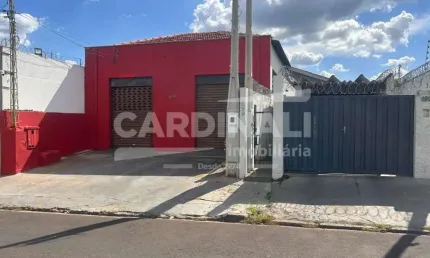 Casa com salão individual com excelente localização para comércio.