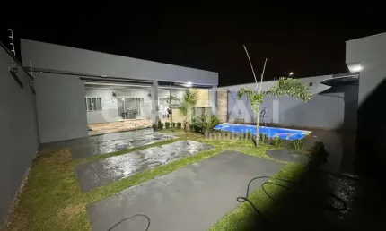 Casa com piscina,  quintal amplo e área de lazer completa