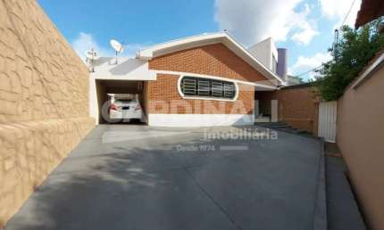 Casa com ótima localização via principal para comércio!