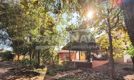 Linda chácara com ótima localização, arquitetura diferente na construção com muito bom gosto, com salão amplo com banheiro e cozinha