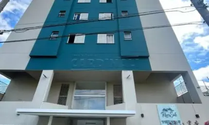 Apartamento na cobertura com dois dormitórios sendo um suíte.
