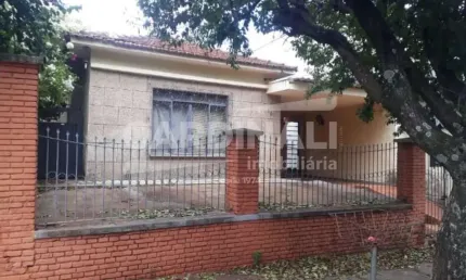 Confortável casa com 03 dormitórios, em bairro nobre.