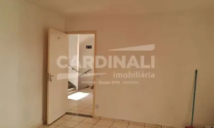 Apartamento em condomínio com área de lazer completo, piscina e portaria 24 horas.