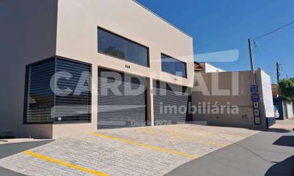 Prédio comercial com 02 Salões independentes, com localização privilegiada.