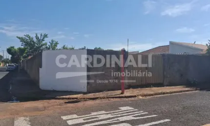 Terreno de esquina com ótima localização e já murado.